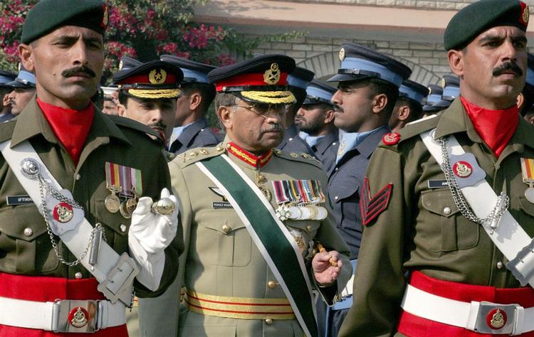 Pakistans præsident Musharraf tager afsked med militæret, inden han onsdag overdrager ansvaret til sin efterfølger. 