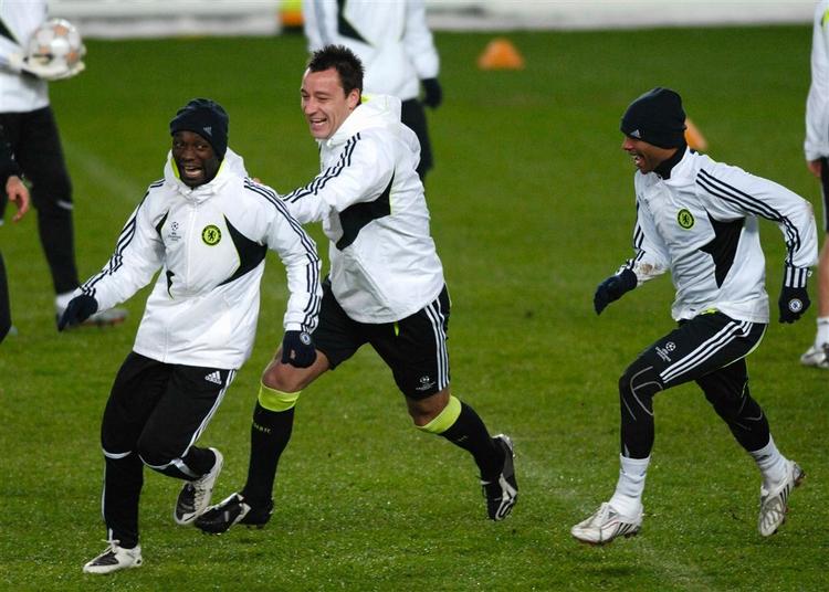 John Terry (i midten) og de øvrige Chelsea-stjerner måtte løbe sig til varmen under den afsluttende træning i Trondhjem tirsdag aften. Vejrudsigten for det nordlige Norge tyder på sne og slud under kampen mellem Rosenborg og Chelsea. 