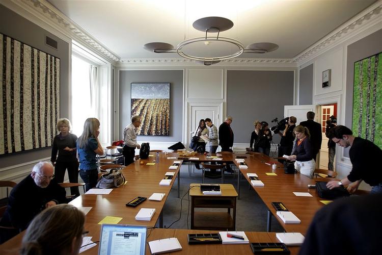 SF´ere i partiets nuværende gruppeværelse. Det er muren i baggrunden, der eventuelt skal rives ned. 