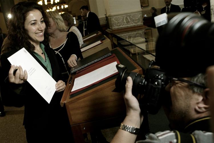 Yildiz Akdogan (S)efter at have lovet på ære og samvittighed at holde rigets grundlov. 