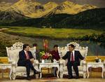 EU-kommissionens præsident, Jose Manuel Barroso, lytter til medlem af Kinas politbureau Li Keqiang før de officielle møder i dag. 