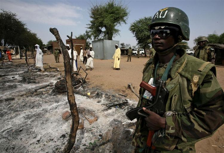 FN-soldaterne skal samarbejde med en soldat som denne fra en fredsbevarende styrke fra den Afrikanske Union (AU). 