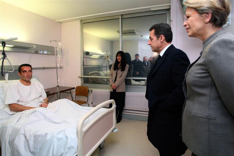 Frankrigs præsident, Nicolas Sarkozy, besøger kvæstede politibetjente på et hospital i Eaubonne. Præsidenten vil straffe de unge, der har skudt mod politiet under de seneste nætters forstadsuroligheder. 