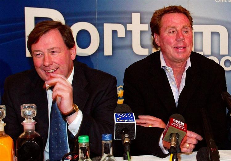 Harry Redknapp (th.) og Peter Storrie, træner og direktør i fodboldklubben Portsmouth, er blevet anholdt for korruption. 