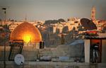 En palæstinensisk mand træder ud på et tag i den muslimske del af Jerusalem. 