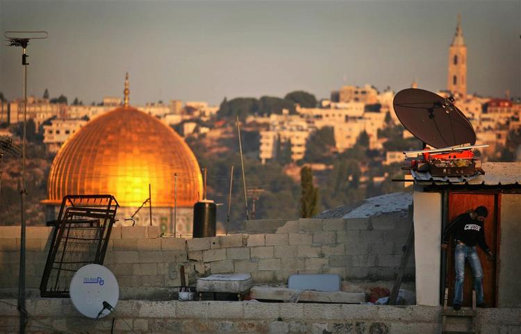 En palæstinensisk mand træder ud på et tag i den muslimske del af Jerusalem. 