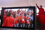 Hugo Chavez vinker til tilhængere under den tv-transmitterede tale, hvor præsidenten bryder med nabolandet Colombia. 