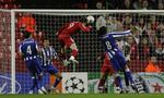 Fernando Torres scorer kampens første mål. Senere scorede spanieren det forløsende mål til 2-1 i kampen mod Porto, som Liverpool vandt 4-1. 