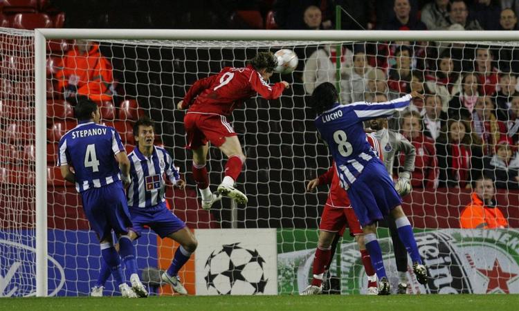 Fernando Torres scorer kampens første mål. Senere scorede spanieren det forløsende mål til 2-1 i kampen mod Porto, som Liverpool vandt 4-1. 