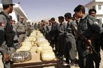 Afghansk grænsepoliti fremviser beslaglagt opium nær byen Herat. 