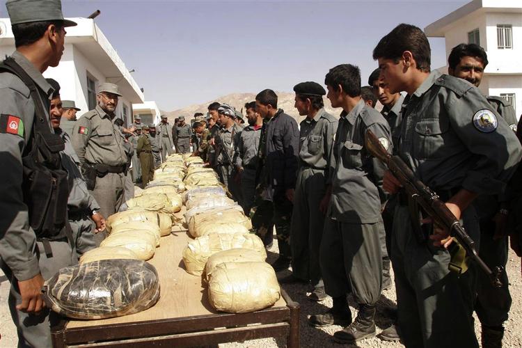 Afghansk grænsepoliti fremviser beslaglagt opium nær byen Herat. 