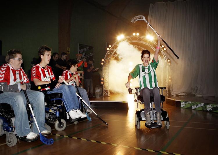 Under de to konferencier Jacob Haugaard og Simon Juls opråb entrerede de fire musikere én efter én Tuborg Sportshal gennem en røgfyldt tunnel - rullende i hver deres elektriske kørestol. 