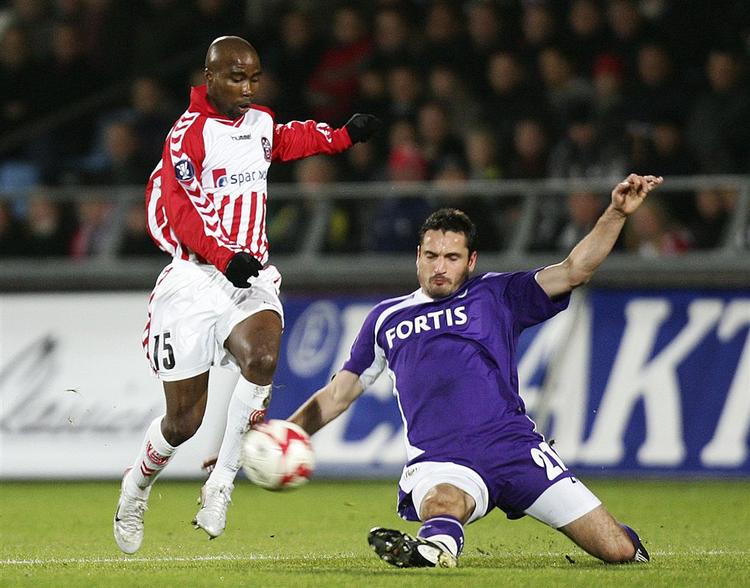 Siyabongo Nomwethe havde AaB's bedste forsøg i 1. halvleg mod Anderlecht. 