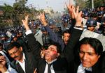 Hundredevis af advokater var i går på gaden i Lahore for at protestere mod Musharraf. 