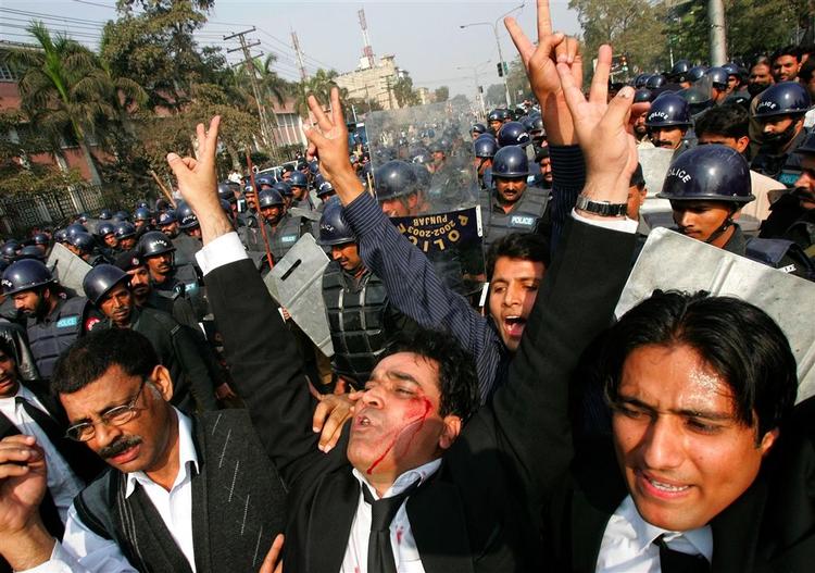 Hundredevis af advokater var i går på gaden i Lahore for at protestere mod Musharraf. 