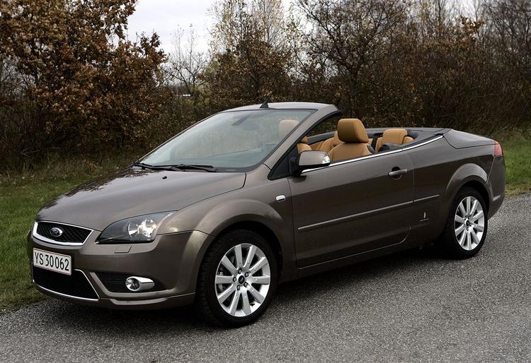 Ford Focus CC står her med taget nede. Der er plads til fire, men dem på bagsæsdet får fartvinden lige i synet. 