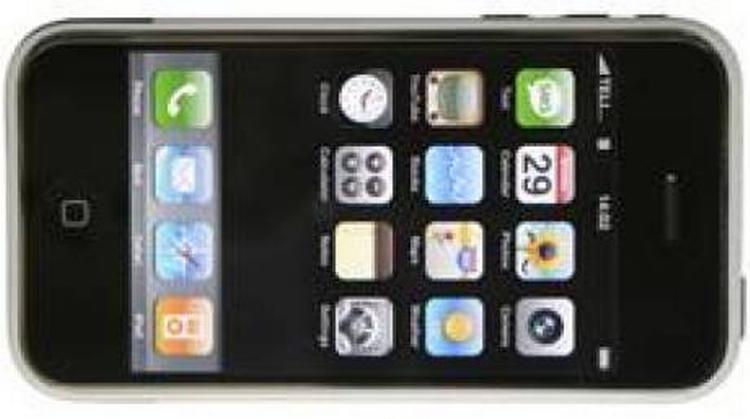 Apple beskylder også Telekæden for at have taget billedet af iPhonen her fra Apples hjemmeside og vil også have erstatning for det, men »vi har brugt vores egen fotograf«, siger Klaus Engelbreth fra Telekæden. 