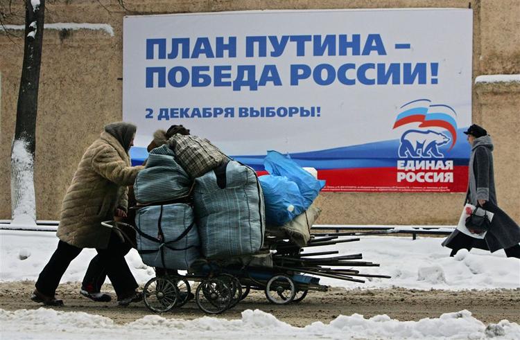 Plakater for Forenet Rusland fylder godt i gadebilledet, der ligner et Rusland, som Vesten kender. 