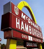Tre transvestitter raserede McDonald's i USA efter et skænderi med en ansat. 