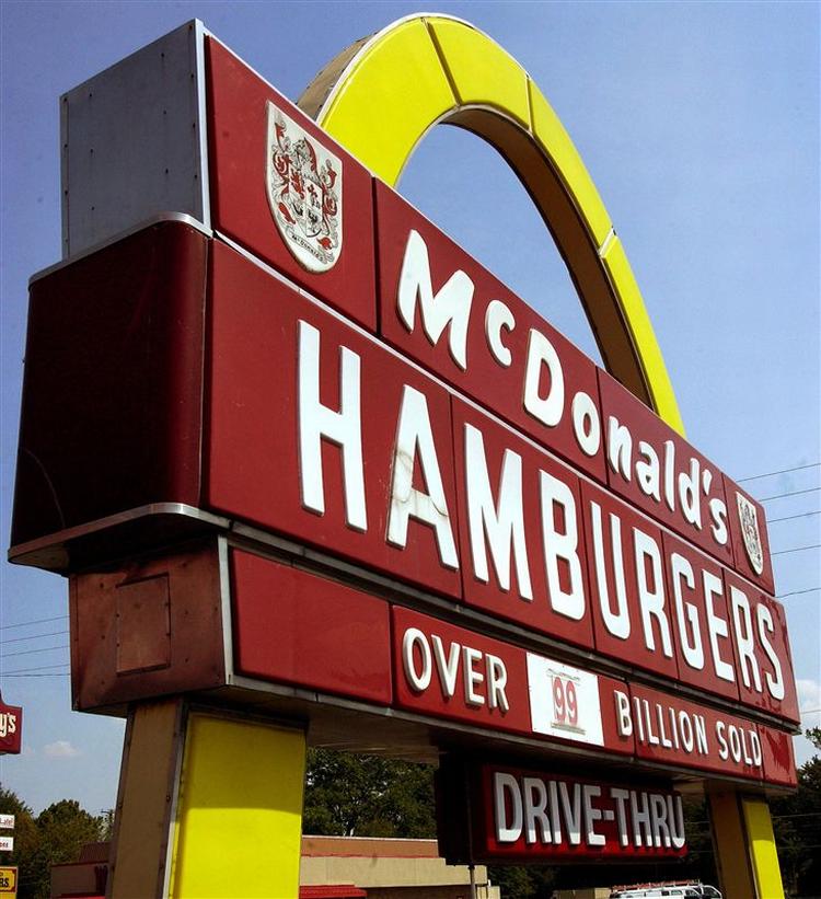 Tre transvestitter raserede McDonald's i USA efter et skænderi med en ansat. 