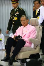 ET utraditionelt modeikon. Thailands konge har startet en pink modebølge. 