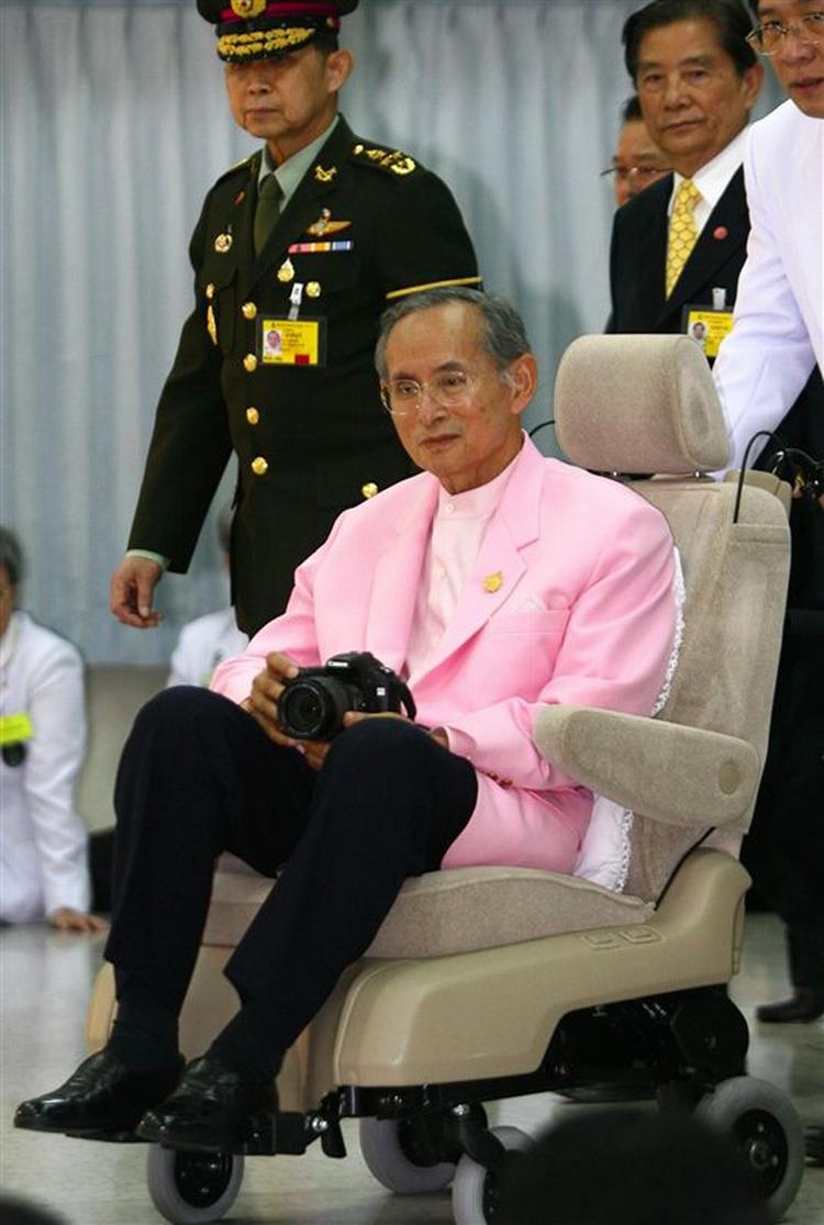 ET utraditionelt modeikon. Thailands konge har startet en pink modebølge. 