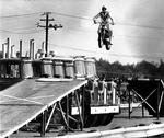 Evel Knievel hopper over 10 Mack-lastbiler ved 'Dragway 42' i Cleveland i USA i 1974.Arkivfoto: AP 