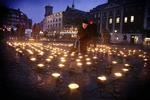 Aids-Fondet stod bag en ceremoniel tænding af 2.000 haveblus på Nytorv i København. 