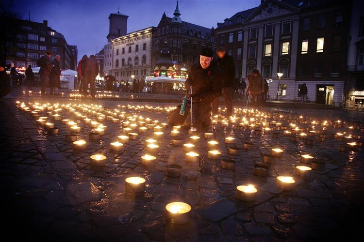 Aids-Fondet stod bag en ceremoniel tænding af 2.000 haveblus på Nytorv i København. 