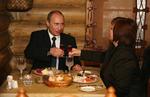 Putin skåler med sin hustru efter at have afgivet sin stemme. 