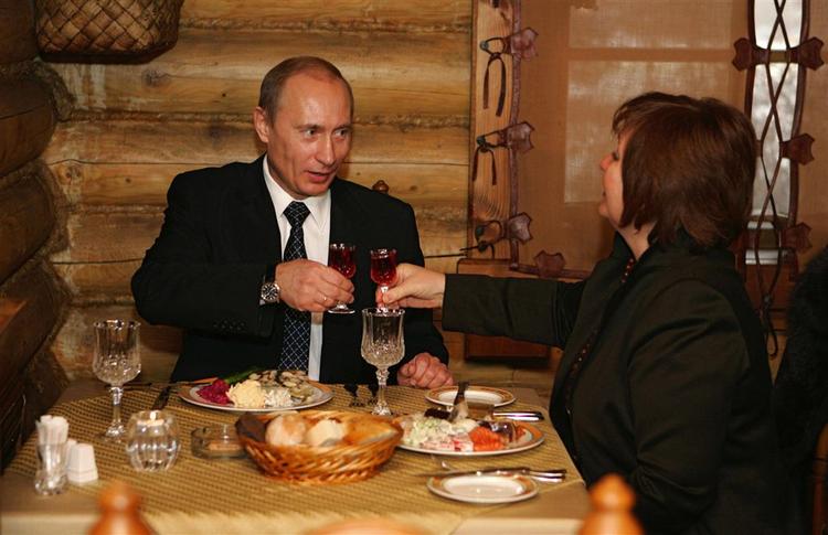 Putin skåler med sin hustru efter at have afgivet sin stemme. 