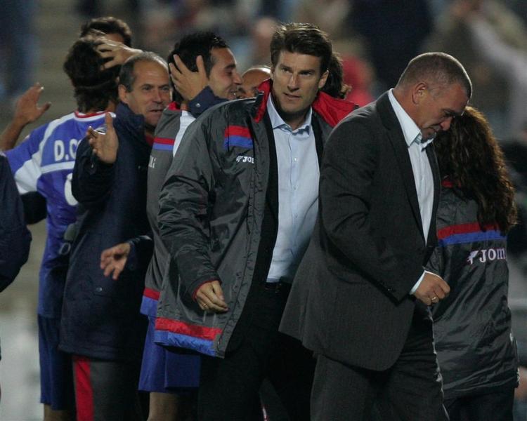 Cheftræner Michael Laudrup(i midten) og assistenttræner John Faxe Jensen(t.h.) kunne glæde sig over en ny sejr i søndagens opgør mod Levante. 