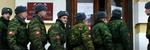 Russiske soldater i kø ved et valgsted i Moskva. 