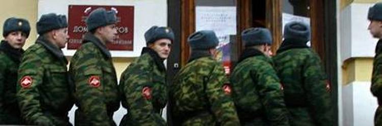 Russiske soldater i kø ved et valgsted i Moskva. 