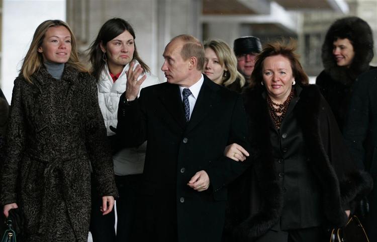 Putin på vej mod endnu en valgsejr sammen med sin hustru Lyudmila. 