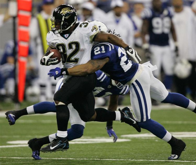 Colts rykker mod slutspillet. Her bliver Jacksonville Jaguars Maurice Jones-Drew tacklet af Indianapolis Colts Bob Sanders. 