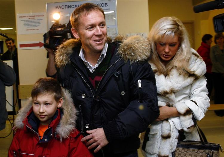 Andrej Lugovoj stemte - måske - på sig selv ved sit valgsted i Moskva i går. Her sammen med sin kone, Svetlana og søn Jegor. 