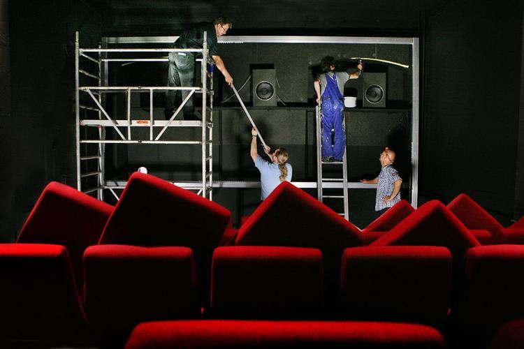 Biografen Øst for Paradis i Århus lægger sidste hånd på nyrenoveringen inden premiere. År 2007 bliver dog nu et endnu dyrere år. For meget udbetalt støtte skal betales tilbage. 