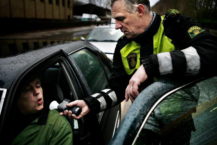 Et lille pust - og politiets nye intoksimeter afslører, om der er tale om spritkørsel. Denne bilist var helt appelsinfri, da vicepolitikommissær Flemming Lehnert brugte intoksimeteret. 