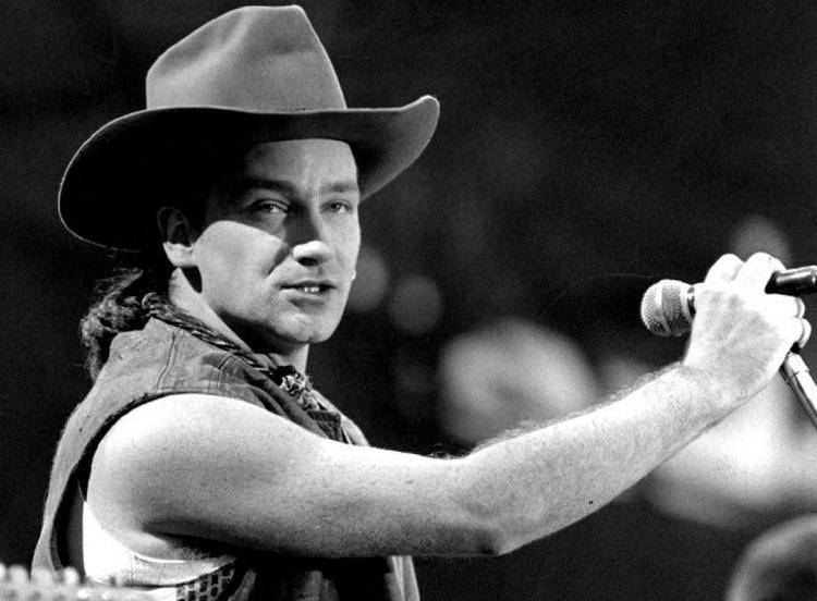 Joshua-tæet, som stjernefotografen Anton Corbijn og U2 gjorde verdenskendt i forbindelse med gennembrudsalbummet ’The Joshua Tree’, er afgået ved døden for flere år siden. Det er U2 og frontfigur Bono (nederst) til gengæld ikke.  Foto: Anton Corbijn 