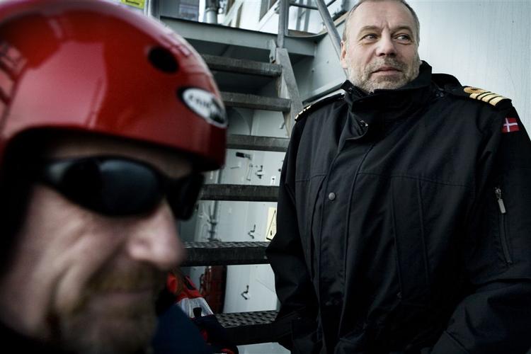 Skibschef Lars Hansen (th.), (til venstre med rød hjelm er det sergent Per-Ole Holmquist) mener at  flåden kan bruges i kampen mod CO2. 