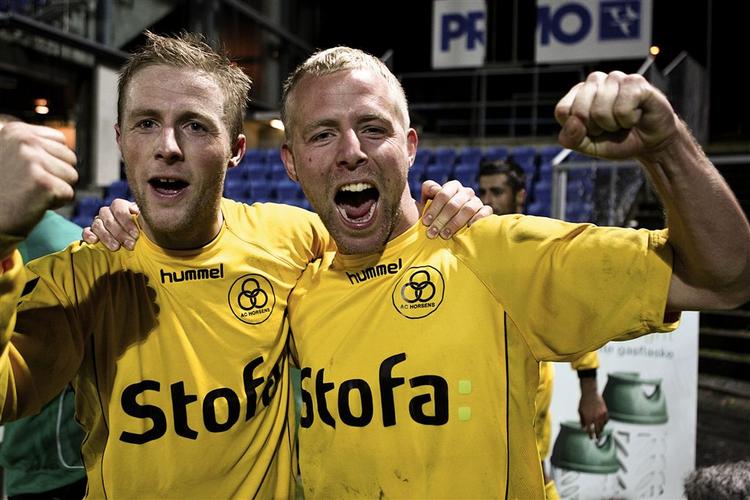 Horsens to målscorere Henrik Hansen (tv) og Anders Nøhr jubler over sejren over Esbjerg. 