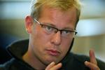 Carl Holst (V) er under politisk pres efter han havde tænkt sig at gå på tre måneders ferie med familien. 
