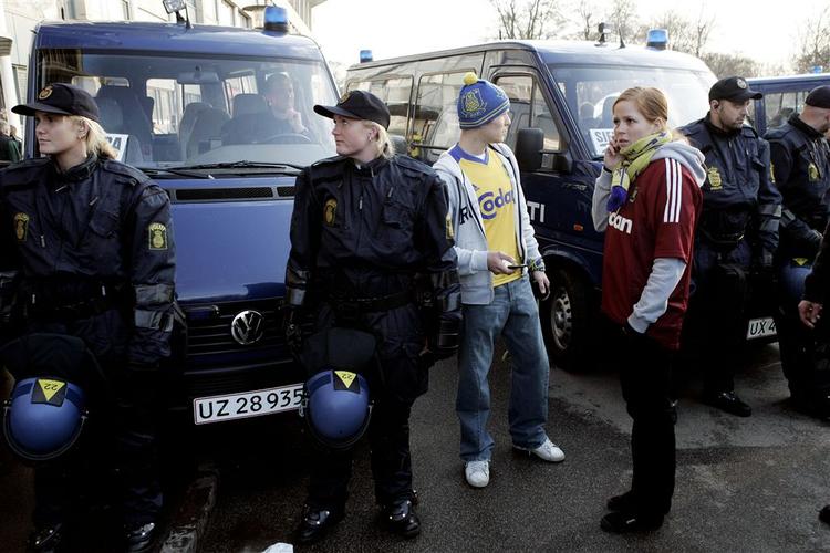 Politiet har taget mere passive  metoder i brug over for de københavnske fodboldfans. 