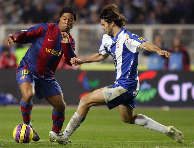 I kampen mod Espanyol måtte Barcelonas stjerne Ronaldinho lide den tort at sidde på bænken i begyndelsen af opgøret. 