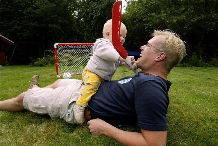 Carl Holst i selskab med datteren Maja i sommer. 