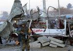 En afghansk soldat bevogter stedet, hvor en selvmordsbomber tog mindst 13 civile med sig i døden syd for Kabul i dag. 