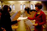 Maria Kiesbye Damborg (th) er i gang med at samle underskrifter ind mod uretfærdig behandling ved eksamen 