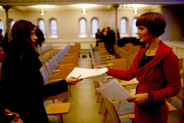 Maria Kiesbye Damborg (th) er i gang med at samle underskrifter ind mod uretfærdig behandling ved eksamen 
