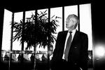 Nationalbankens direktør, Nils Bernstein, advarer regeringen. Tag presset af økonomien, og bland jer uden om overenskomstforhandlingerne, lyder rådet. 